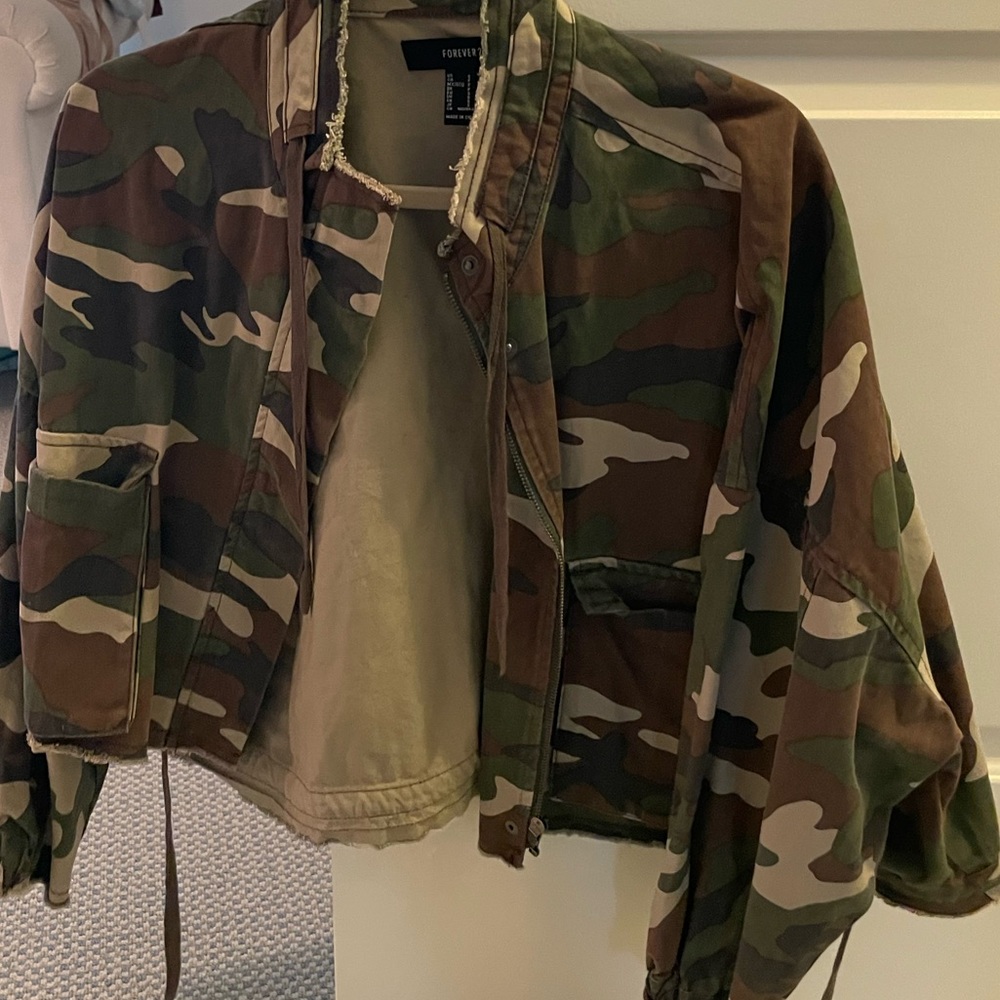 NEVER WORN Forever21 camo jacket